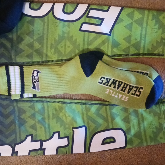 Bundle Of Seattle Football leggings, Back Pack/purse & Socks - Picture 8 of 8